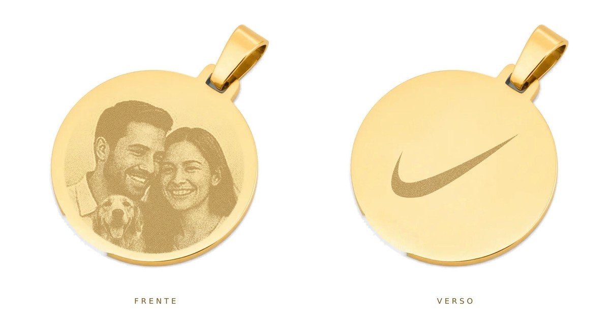 Pingente banhado a ouro 18k com foto de casal com cachorro na frente e logomarca no verso